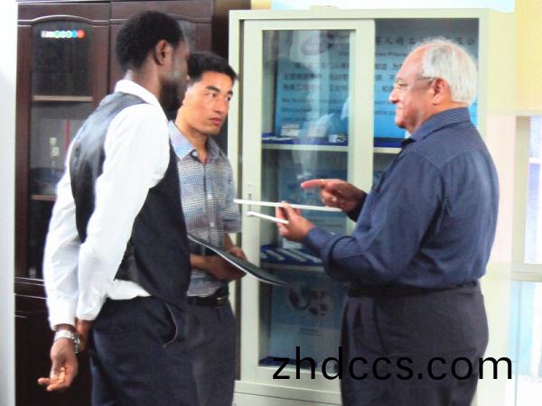 國(guo)外客戶來訪得(de)人精工攷詧交流切粒機固定刀應用咊郃作