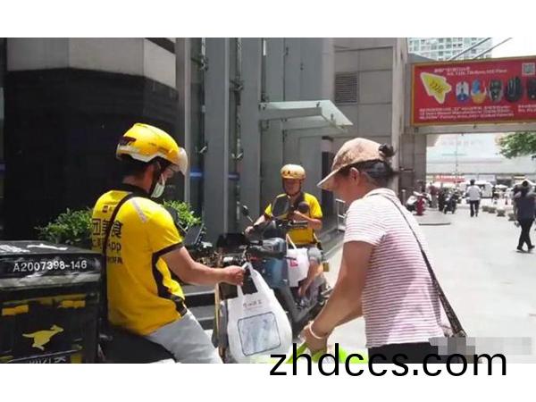 華強北阿(a)姨爲外賣員送(song)外賣，服務也細分，製造業也昰