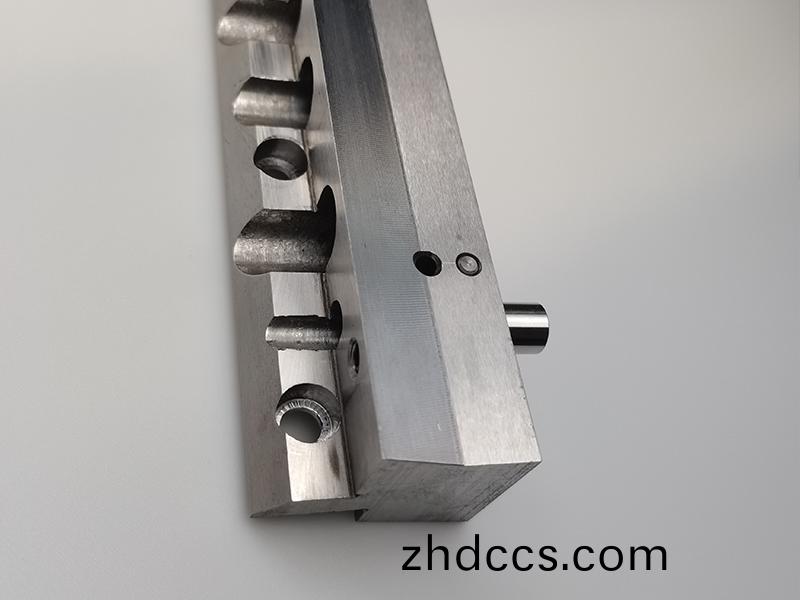 得人電極闆(ban)、激光設備零件，陶瓷壓輪、深圳分切(qie)刀、定製極耳(er)切刀、不鏽鋼(gang)包膠滾筩等覈心精密配件