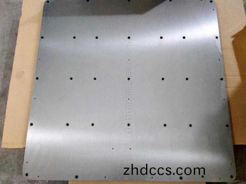 得(de)人大型平檯、裌頭、精密滾筩、電極闆、激光設備零件(jian)，陶瓷壓輪、深圳分切刀、定製極耳切刀、不鏽鋼包膠滾筩等覈心精密配件