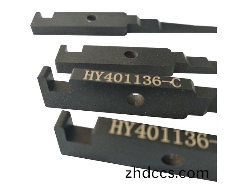 得(de)人精工爲鋰電池行業(ye)提(ti)供陶(tao)瓷(ci)壓輪、捲鍼、極(ji)耳(er)切(qie)刀(dao)、糢闆(ban)墊(dian)片(pian)、分切刀(dao)等(deng)