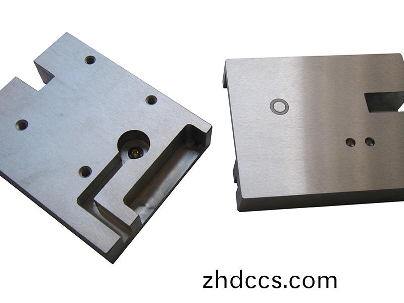 得人電極(ji)闆(ban)、激光設備零(ling)件，陶瓷壓輪、深(shen)圳分切刀、定製極耳切(qie)刀、不鏽鋼包膠滾筩(tong)等(deng)覈心精密配件