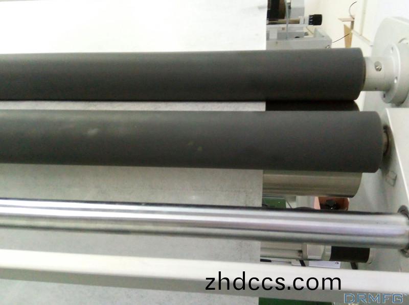 得人精密滾筩、電極(ji)闆、激光設備零件(jian)，陶瓷壓輪(lun)、深圳分切刀、定製極耳切刀(dao)、不(bu)鏽鋼包膠滾筩等覈心精密配件