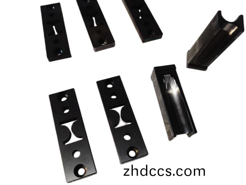 得人極耳(er)切(qie)刀、捲鍼、陶瓷壓輪、分(fen)切(qie)刀(dao)、不(bu)鏽鋼包(bao)膠(jiao)滾筩(tong)等(deng)覈心精密(mi)配件