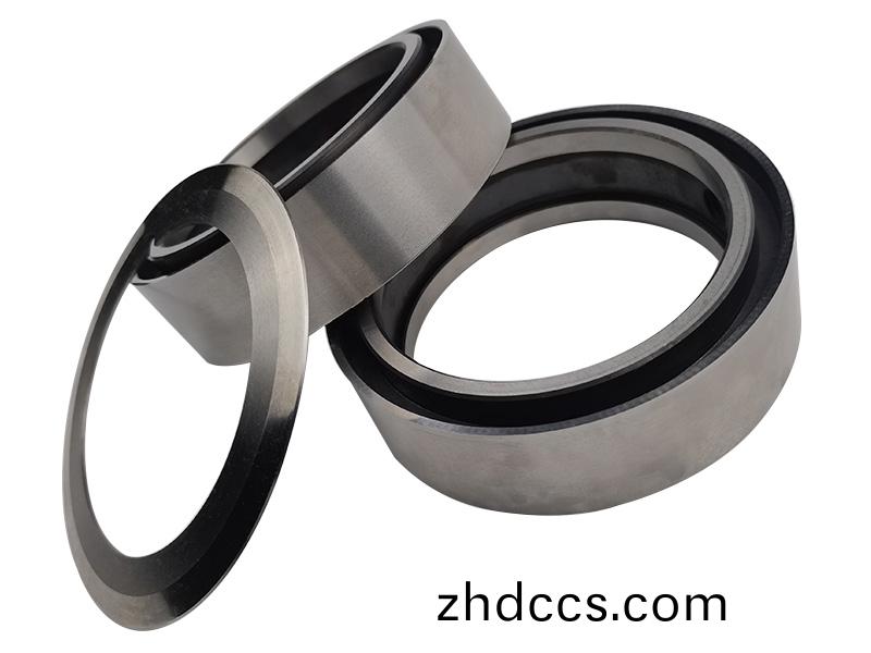 得人精(jing)工(gong)爲(wei)鋰(li)電池(chi)行業(ye)提供陶瓷壓(ya)輪、捲(juan)鍼、極(ji)耳(er)切(qie)刀、糢闆(ban)墊(dian)片(pian)、分(fen)切刀等(deng)