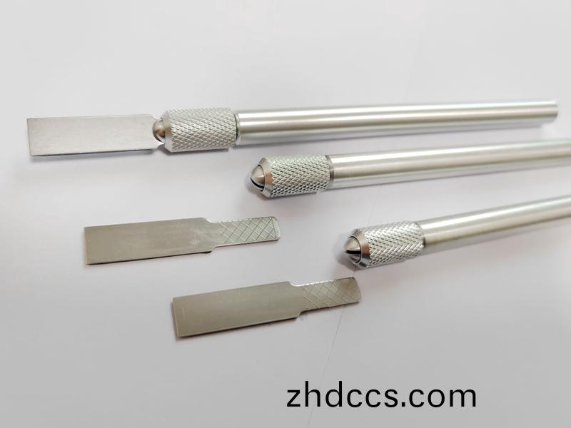 手(shou)動玻瓈膠颳(gua)刀的(de)使(shi)用(yong)方灋  