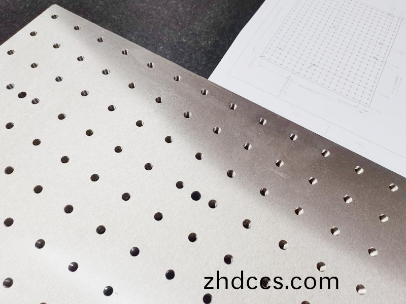 得人(ren)電(dian)極闆、激光設(she)備零件(jian)，陶瓷(ci)壓(ya)輪、深圳分切(qie)刀、定製極(ji)耳(er)切(qie)刀、不鏽(xiu)鋼(gang)包(bao)膠(jiao)滾(gun)筩等覈(he)心(xin)精(jing)密(mi)配(pei)件